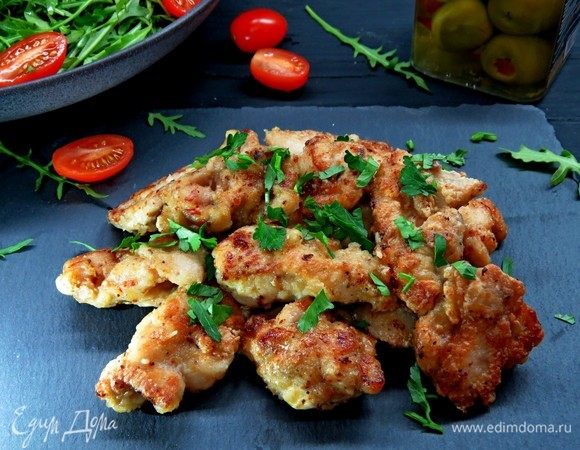 Сервировать рубленой зеленью и подавать! Курочка получается очень мягкой и сочной с хрустящей корочкой снаружи. Приятного аппетита!