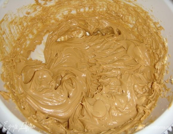 Крем: сливочное масло комнатной температуры и вареную сгущенку взбить миксером в течение 5-ти минут.