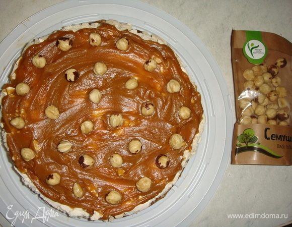 Теперь приступим к сборке торта. На середину блюда нанести немного крема, положить первый корж. Выложить половину соленой карамели, посыпать горстью фундука ТМ «Семушка». Сверху безе (у меня безе при выпечке увеличилось, поэтому я обрезала края, подгоняя его под форму ), далее слой карамели, фундук и накрываем вторым коржом.