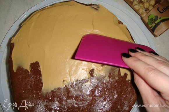 Обмазываем бока и верх торта кремом.