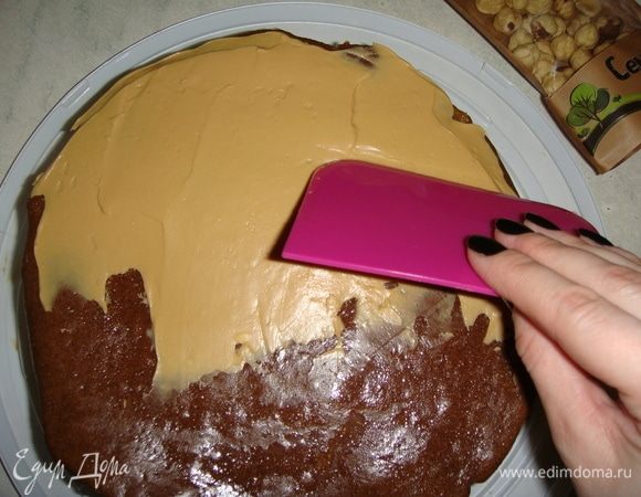 Обмазываем бока и верх торта кремом.