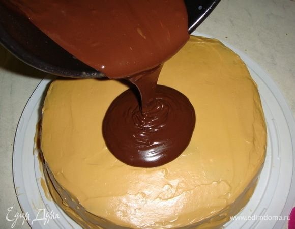 Поливаем торт шоколадным ганашем и распределяем его шпателем по всему торту. Украшаем по желанию. У меня вафельные бабочки, цветы и безешки.
