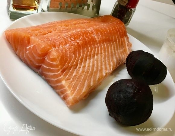 Приготовление блюда начинается с засолки рыбы. В описании я не указала это время, а вообще мне понадобились ровно сутки, чтобы получить вкуснейшую слабосоленую красную рыбку. Итак, подготовим сперва все ингредиенты для засолки. Филе лосося помыть, обсушить бумажным полотенцем. Две небольшие свеколки заранее отварить или запечь целиком. Я запекала в духовке. Любой крепкий алкоголь, у меня коньяк, 30 г.