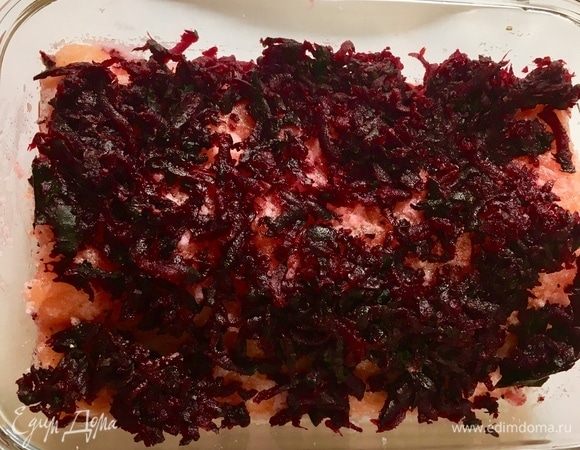 Сверху — немного сахара и плотным слоем оставшуюся свеклу.