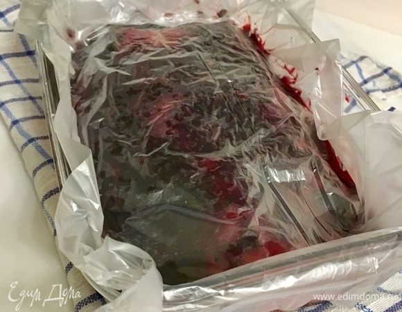 Далее накрываем нашу рыбу пакетиком и ставим на нее груз. Отправить рыбу под грузом в холодильник мариноваться на сутки. Я как раз замариновала лосося вечером.