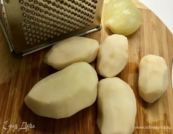 А на следующий вечер к ужину приготовила картофельные оладушки. На четырех человек мне понадобились 5 среднего размера картофелин. Половинка луковицы. И самая мелкая терка.