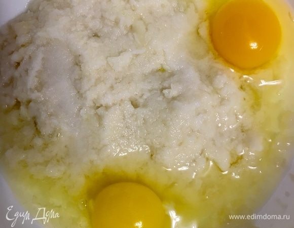 Итак, натереть на мелкой терке картофель и лук в мисочку. Вбить 2 яйца.