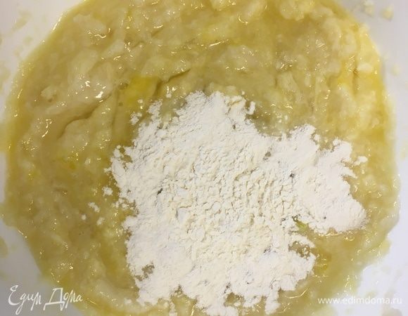 Посолить, поперчить, добавить 1 столовую ложку муки и тщательно перемешать. В следующий раз попробую вообще без муки, думаю текстура получится еще более шелковистой. Тесто готово. 