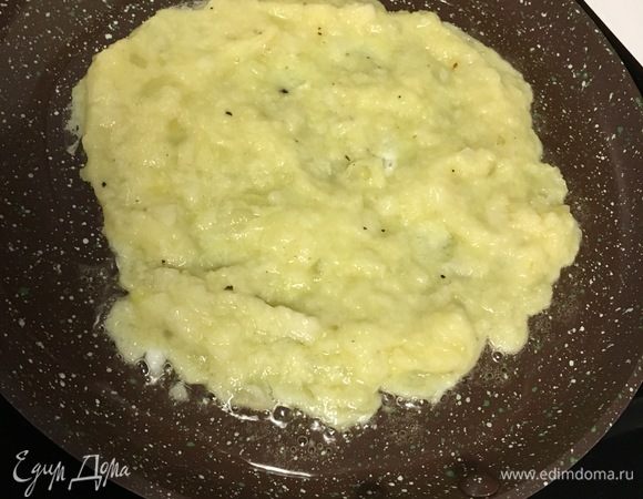 Разогреваем сковороду. Смазать ее растительным маслом. На серединку сковороды выкладываем половничком картофельное тесто и половничком размазываем того размера и той толщины, как вам больше нравится.