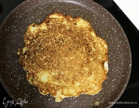 Когда блинчик с одной стороны зарумянится, перевернуть. Картофельные оладьи переворачиваются очень легко.
