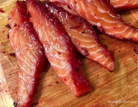 Но мы достанем из холодильника нашего замаринованного к тому времени лосося. Посмотрите, какой необычный цвет у рыбки!