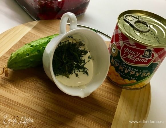 А пока жарились оладушки, можно успеть приготовить соус. Для него в соусничке смешаем сметану, мелко рубленый укроп. Свежий пупырчатый огурчик. И сладкая кукуруза ТМ «Фрау Марта».