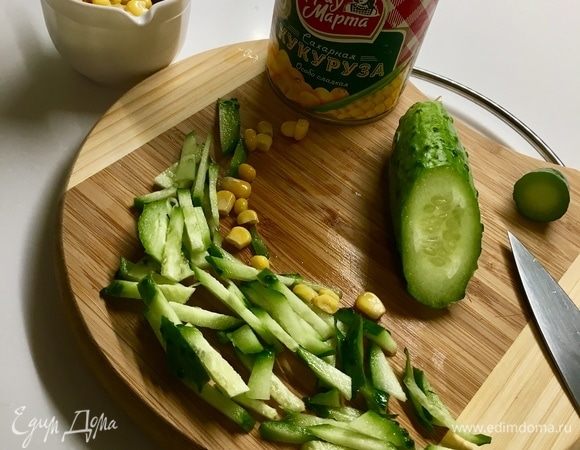 Огурчик нарежем тоненько по диагонали. Соединим сметану, укроп, огурец и кукурузу. Посолить и поперчить по вкусу.