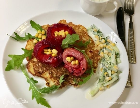 Все составляющие ужина готовы! Сервируем блюдо. Горячий румяный картофельный блинок. На него сверху — нежный слабосоленый лосось! Немного зелени для яркости блюда и настроения, у меня рукола. И обязательно соус. Нежнейший весенний сливочный соус!