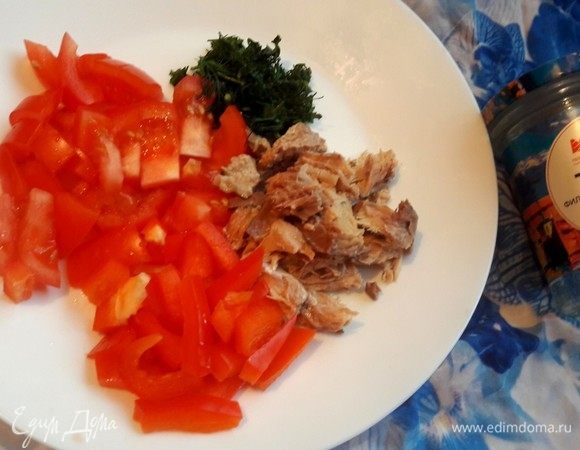 Тунца ТМ «Магуро» (я всегда использую его в своих блюдах) разомните вилкой. Перец, помидоры и зелень нарезать.