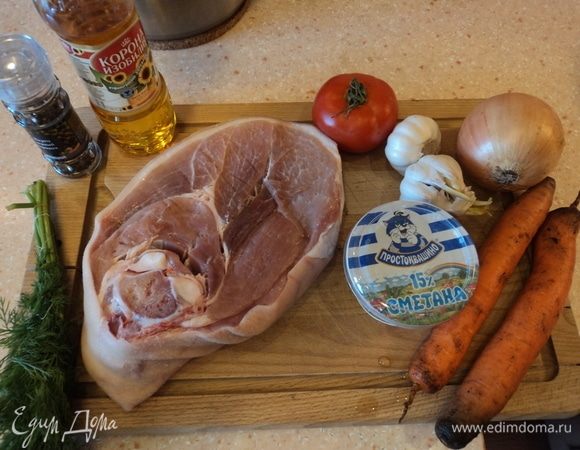 Окинем глазом для начала, что пойдет в дело.
На этой картинке — все или почти все — для мясной части блюда.