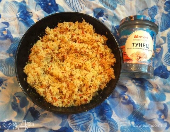 Готовый кускус взбейте вилкой.