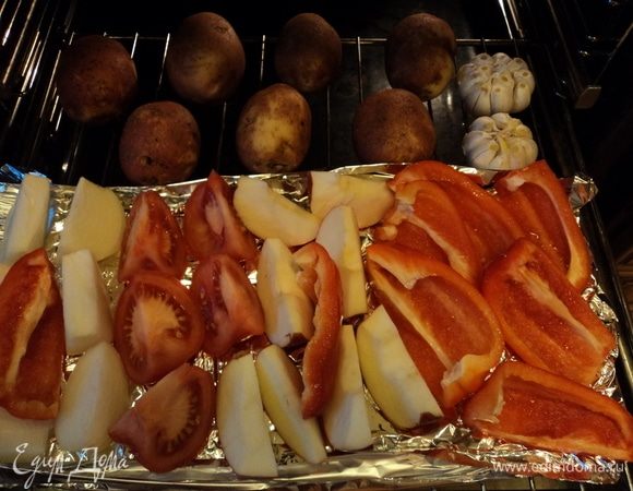 Эта картинка — окинуть глазом гарнир.
Очевидно — вариантов масса. Вообще-то, в оригинале, дядя Федор пюре делал.
По мне так, блюдо и так не низкокалорийное, так лучше овощ любой, но печеный, главное —
 разный.