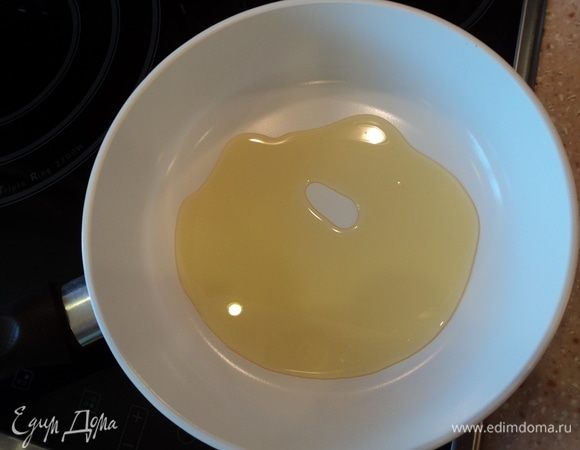 Нарежем мясо, поставили раскаляться масло растительное (немного совсем) на сковороде. К слову, можно совсем без масла, свинина если выделит-вытопит из себя жирка, мешать почаще.