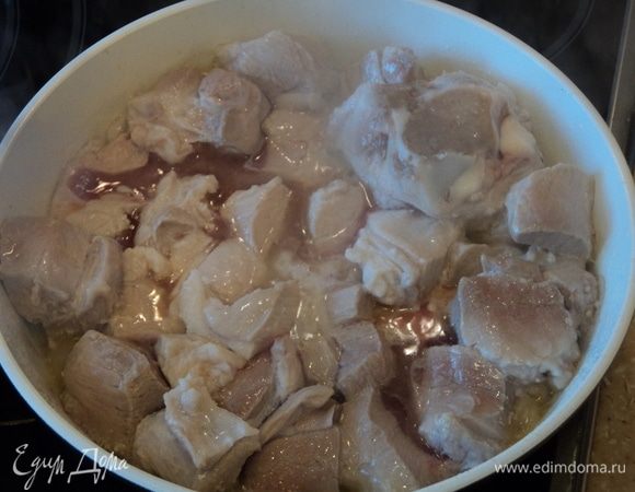 Пока мясо в сковородке становится последовательно сперва таким, а потом...