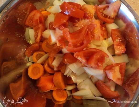 И вот в нашей куче-миске зубчики чеснока (тоже можно их вдоль пополам) и нарезанные — лук репка, морковь, помидор (честно говоря, болгарский перец бы тоже хорошо).