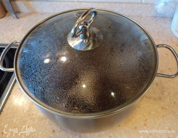 Переложили и крышкой закрыли, нечего ему остывать и ароматы вместе с паром «улетучивать».