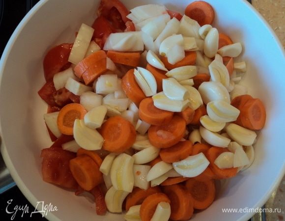 Всю нарезку овощную — в ту же (где было мясо) сковородку, чуть масла (вот тут его обязательно, ибо не откуда жирку-то из овощей вытопиться).