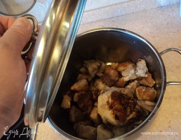 Как поджарились овощи — крышку с кастрюльки (где мясо отдыхает и ждет) снимаем.