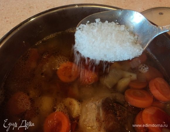 Водичкой кипящей заливаем, так чтобы чуть сверху закрыло смесь мясо-овощ, солим.