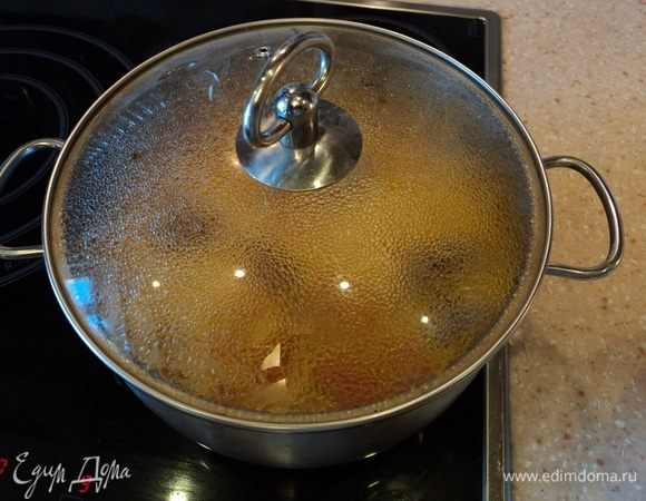 Ну, и закрыли крышкой, на плиту, только-только закипело — сразу же на 1–2 поставили, чтобы только «бульк, бульк, бульк...».