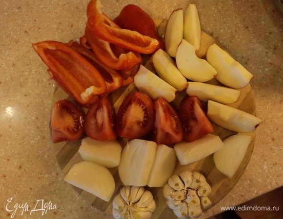 Помыли и нарезали крупно-крупно — что еще душа желает — на картинке видно, что душа хотела печеных (к картошке) помидоров, яблок, лука, перца, чеснока...