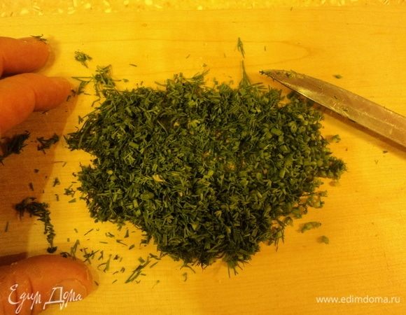 Режем зелень (укроп и кинза хороши тут особенно).