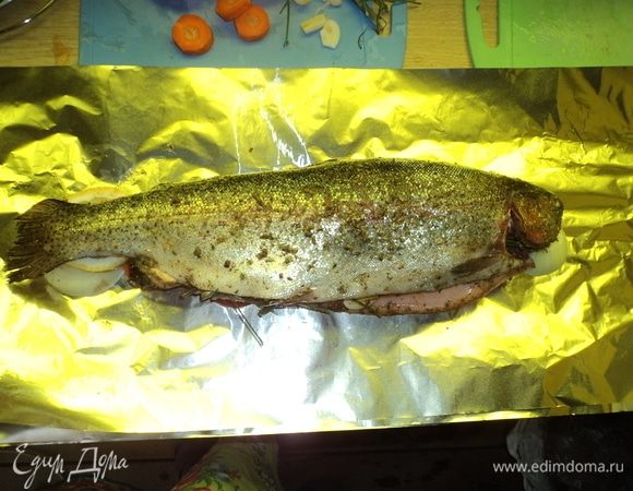 На них — рыбину положили.