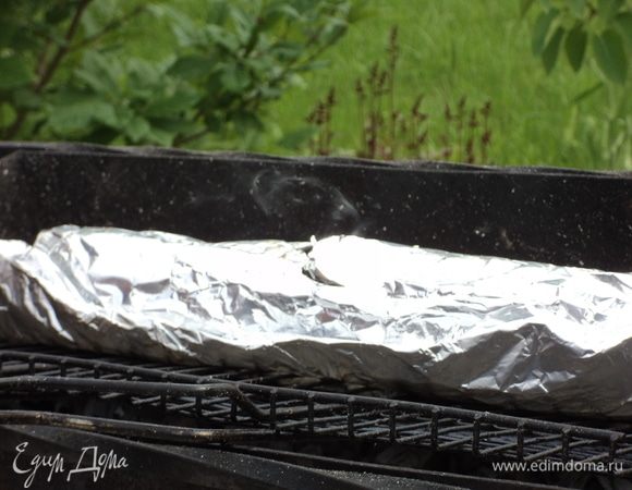 Минут 40–60 пыхтит, томится, жарится. От величины рыбки, конечно, зависит.
Но в таком режиме, когда прослойка воздушная между рыбкой со всех сторон и фольгой из-за овощей, так не страшно и передержать, часок в самый раз.