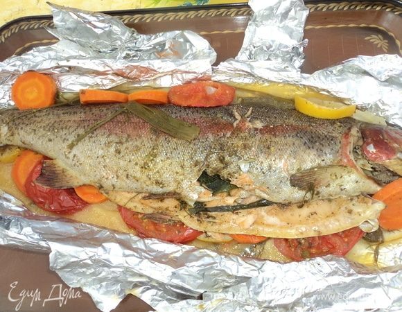 В общем, вкусно (да и морковка, и сладкий перец, конечно, будут кстати).
Свежий воздух, рыбка с овощами почти парная, только что с углей снятая. Чай! Обязательно чай:)