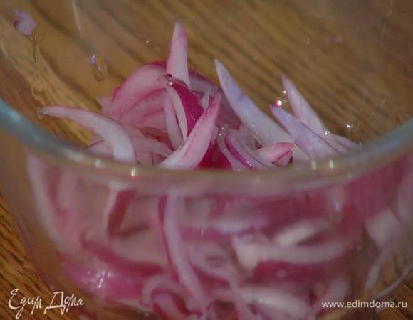 Красный лук почистить и нарезать тонкой соломкой, затем залить уксусом и дать постоять.