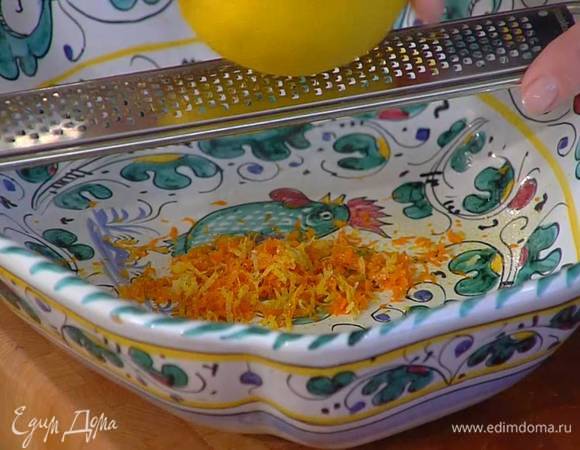 Цедру апельсина и лимона натереть на мелкой терке, из половинки лимона выжать сок.