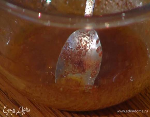 Приготовить заправку: пасту харисса соединить с лимонным соком, 3‒4 ст. ложками оливкового масла, кориандром и сумахом, все перемешать.