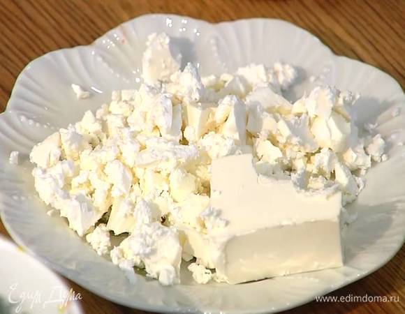 Фету разломить на мелкие кусочки.