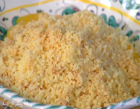 В набухший кускус вылить заправку, посолить и перемешать.