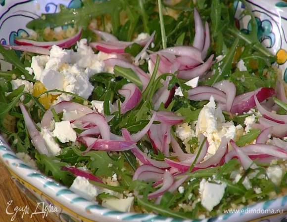 С апельсина срезать кожуру и, удалив перепонки, вырезать мякоть в глубокую посуду, добавить кускус, руколу, фету и маринованный лук, все перемешать.