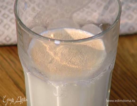 В подогретое молоко всыпать дрожжи и сахар, все перемешать и дать немного постоять.