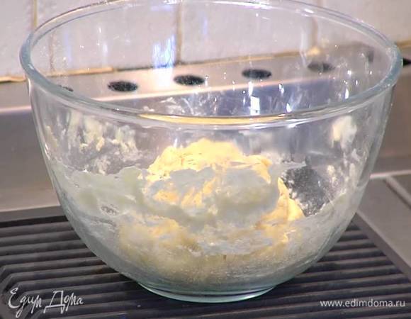 Сформировать из теста шар, поместить его в миску, накрыть смоченным горячей водой и отжатым полотенцем и дать постоять 20‒30 минут.