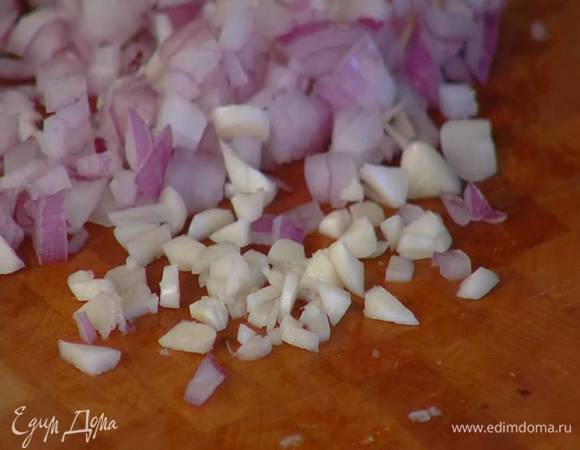 Красный лук и чеснок почистить и мелко порубить.