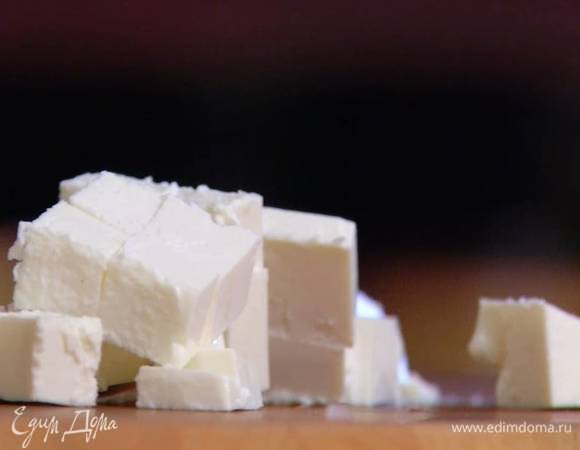 Половину феты нарезать небольшими кубиками и добавить к фаршу.