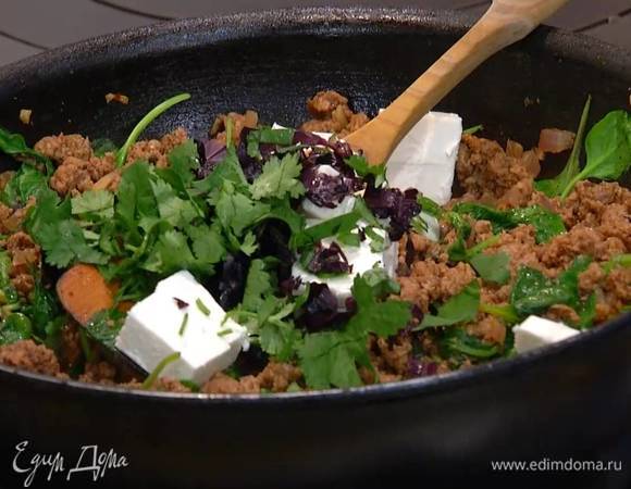 Реган и кинзу мелко порубить, всыпать в фарш и все перемешать.