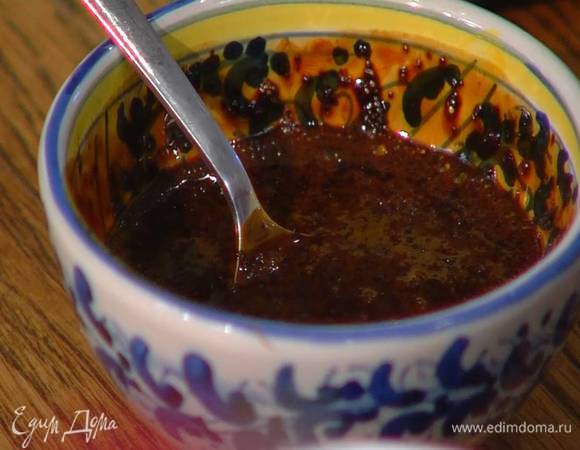 Весь растворимый кофе залить 3‒4 ст. ложками кипятка и перемешать.