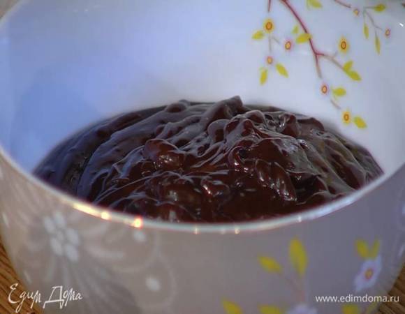 Приготовить шоколадный слой: шоколадные капли растопить на водяной бане, влить сливки и продолжать прогревать, пока не получится гладкая, нежная масса, затем влить 2 ст. ложки растворенного кофе, 2 ст. ложки коньяка, вымешать лопаткой в однородную массу и остудить.