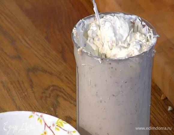 Приготовить сливочный слой: 500 мл сливок взбить блендером с насадкой-венчиком в пышную, воздушную массу, добавить фундук (немного измельченных орехов оставить) и все перемешать.