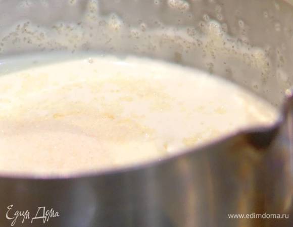 В небольшую кастрюлю влить 100 мл сливок, добавить желатин и, помешивая силиконовой лопаткой, прогревать на небольшом огне, не доводя до кипения, пока желатин не растворится, затем остудить.